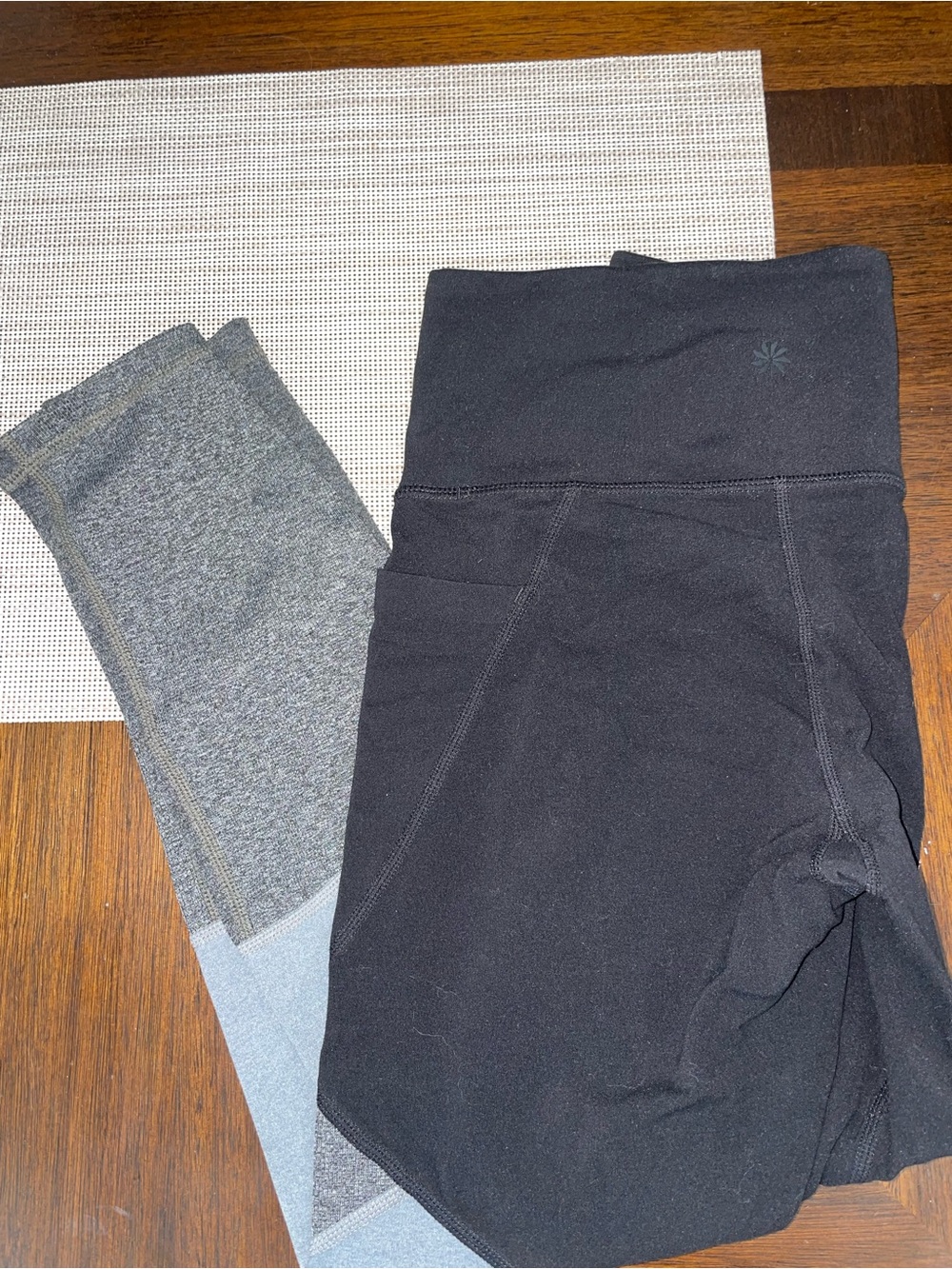 Athleta Women’s Small Black Gray Colorblock Cropped Leggings Yoga Workout Pants